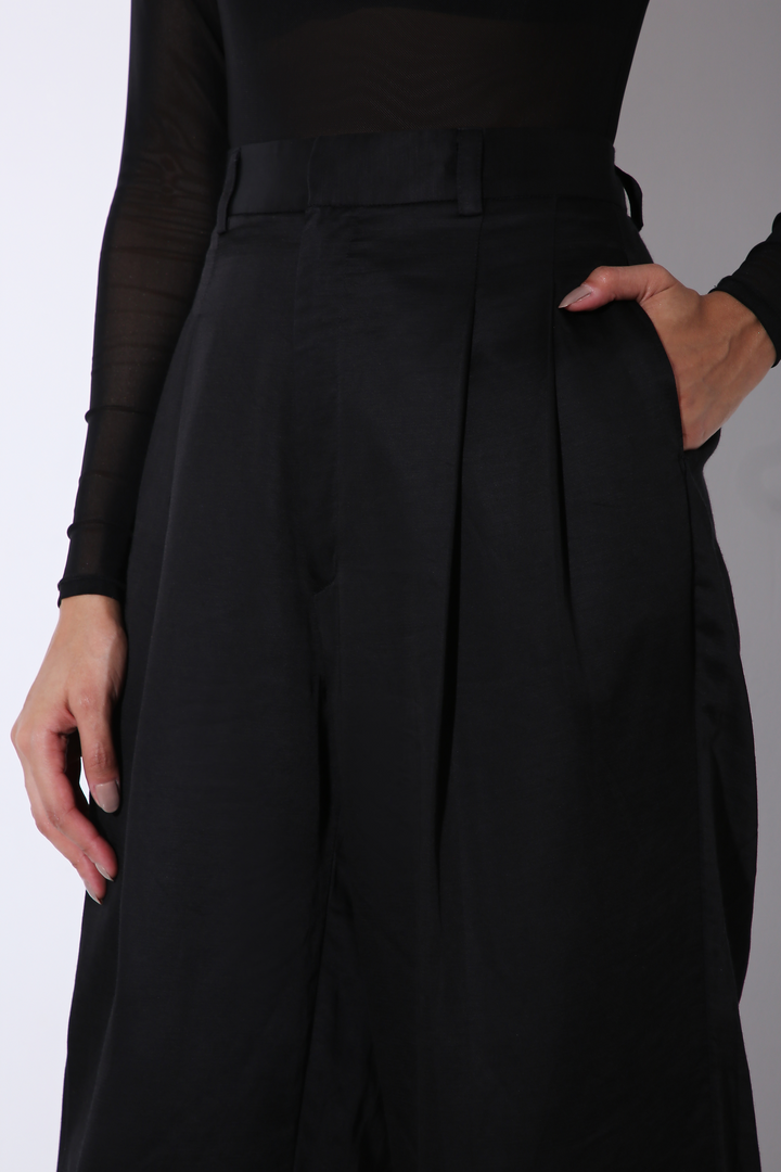 Legs for Days - Wide Legged Pants - Solid-trousers - Monokrom